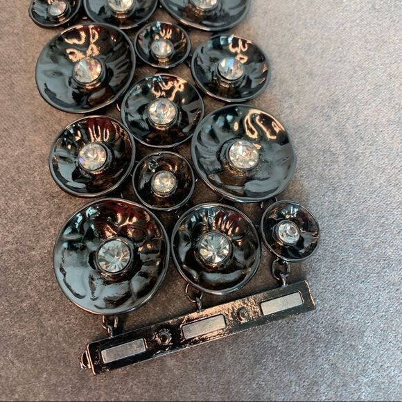 Dark Silvertone hammered metal circular rhinestone cluster magnetic bracelet - Picture 5 of 9